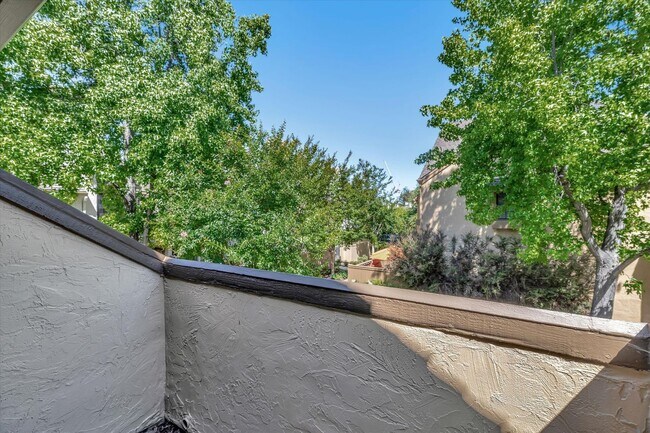 Building Photo - Hamilton Place Townhome