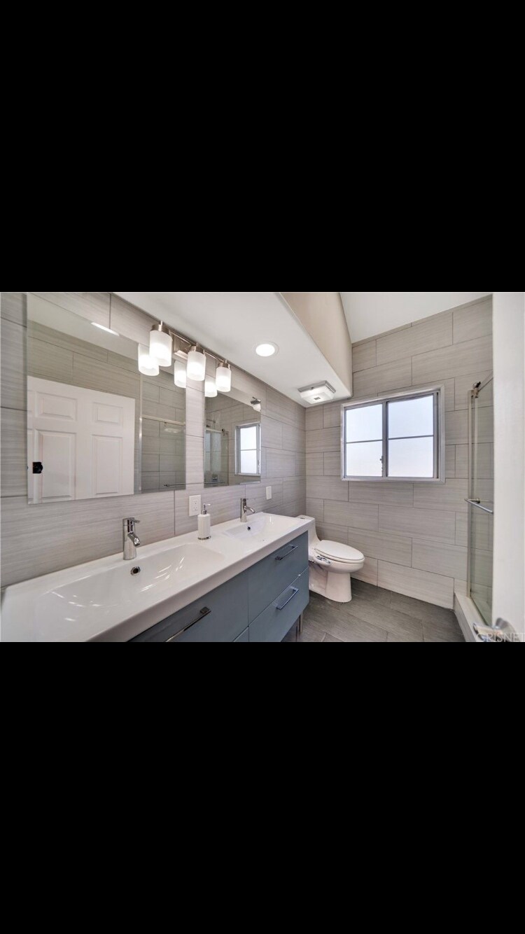 Building Photo - 2950 S Bentley Ave