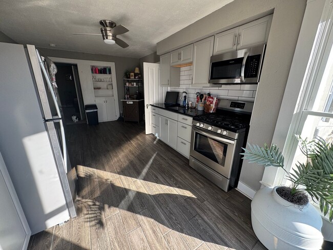 Building Photo - 123 E 7th St