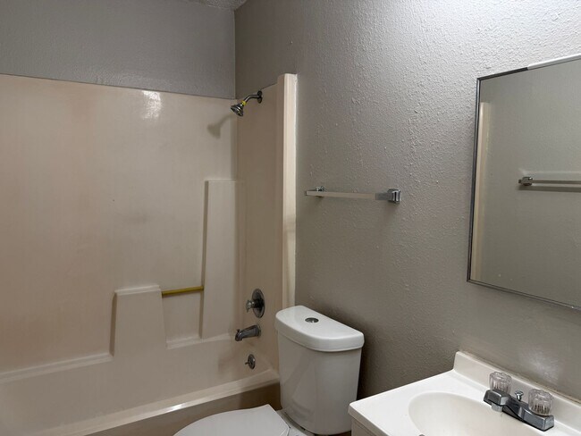 Building Photo - 2 Bedroom Duplex
