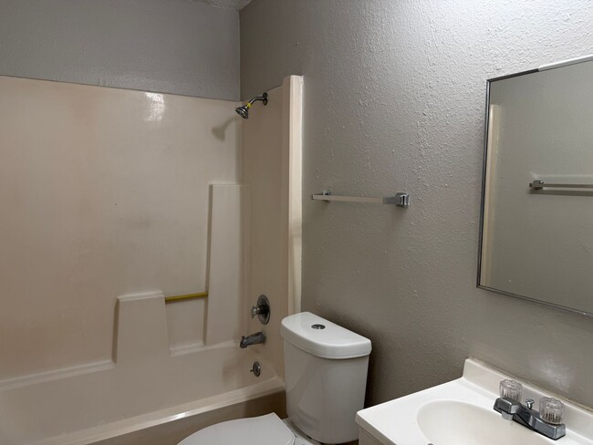 Building Photo - 811 W Olmos Dr