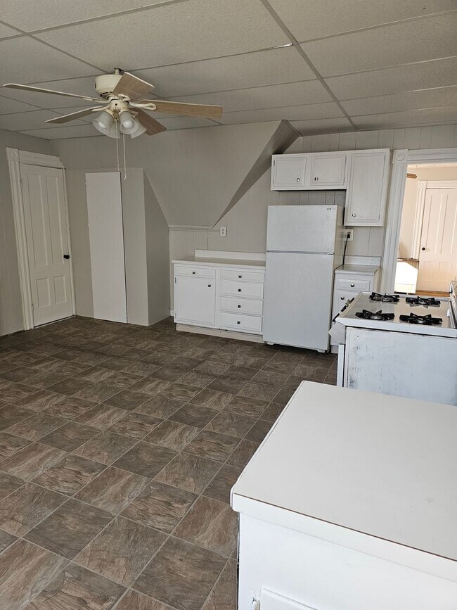 Building Photo - 495 Rimmon St