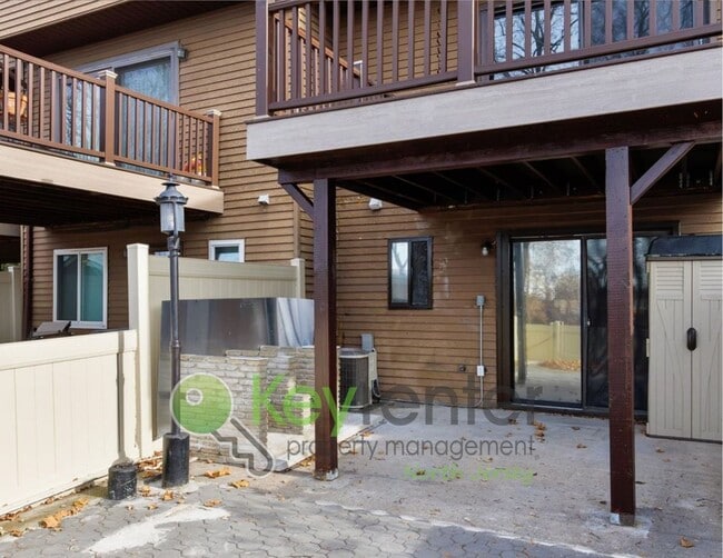 Building Photo - No Broker Fee | Modern 3-Level Townhome with River Views in Wallington