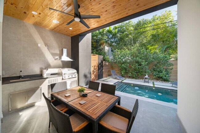 Building Photo - 1621 NE 4th Pl