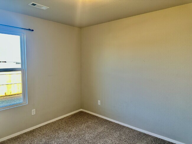 Building Photo - 920 Queen St