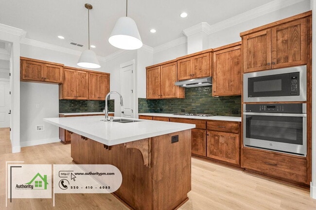 Building Photo - 2864 River Dr