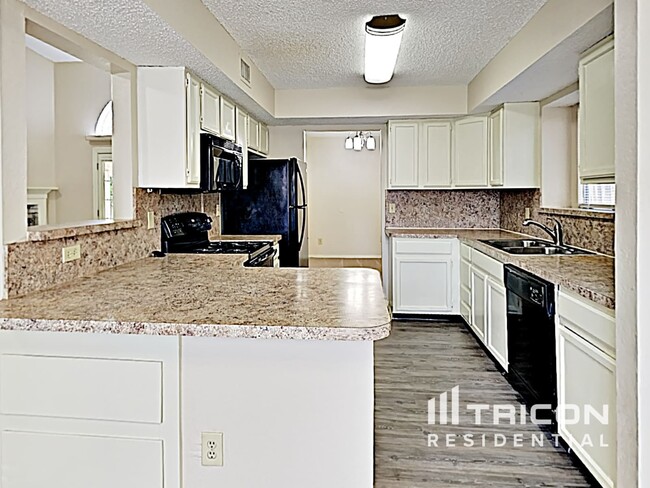 Building Photo - 3301 Plantation Ln