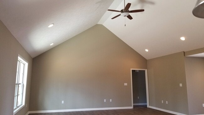 Building Photo - Spacious 3BR 2BA home with 2 car garage