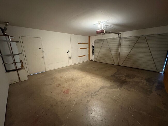 Building Photo - SW Visalia Home Available Now!