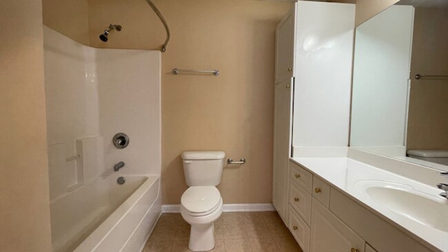 Building Photo - 2 Bedroom, 2.5 Bathrooms Townhome in the H...