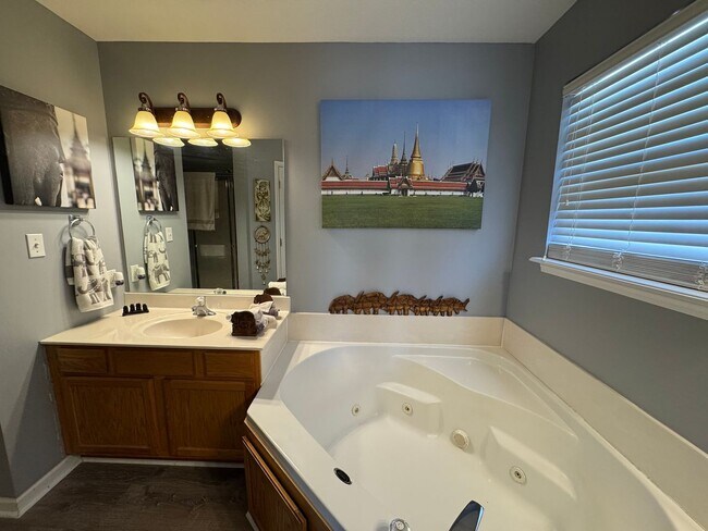 Building Photo - 3 Bedroom Home Furnished or unfurnished available