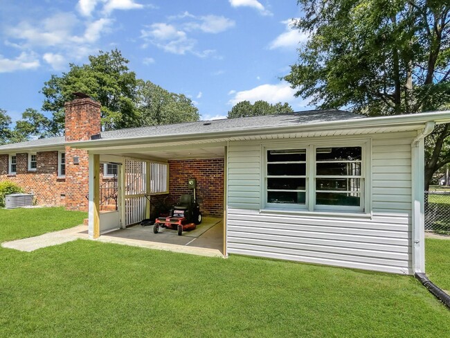 Building Photo - Beautiful Brick rancher in Mechanicsville!