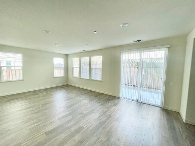 Building Photo - Beautiful 4 Bed 3 Bath Home in W Section Rohnert Park- $3,800 per month!