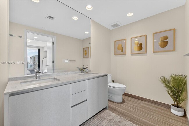 Building Photo - 1010 Brickell Ave