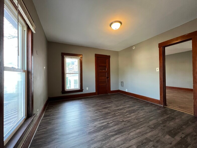 Building Photo - 117 E 8th St