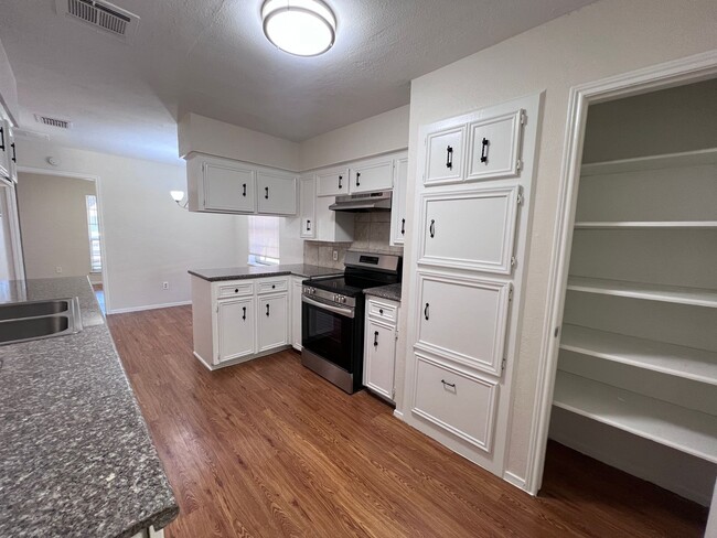Building Photo - 4 Bedroom 2 Bathroom in Northwest Houston ...