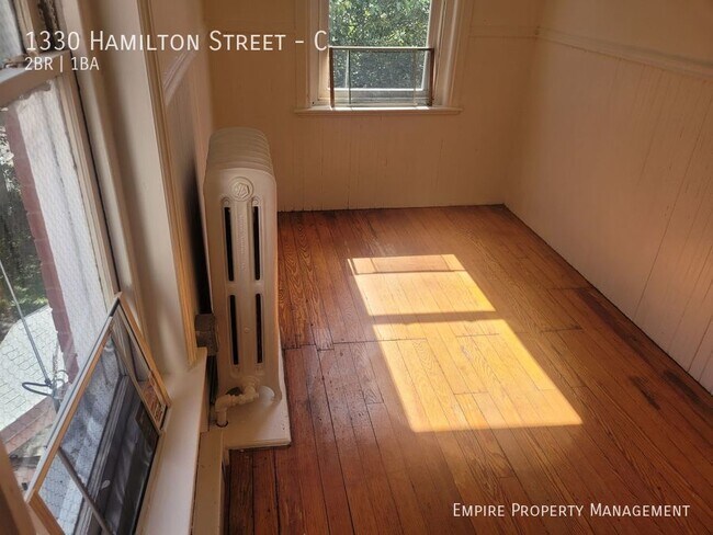 Building Photo - 2nd Floor: 2 Bedroom /1 Bathroom Apartment...