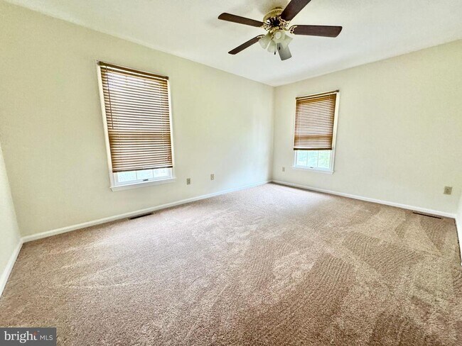 Building Photo - 501 Falcon Dr