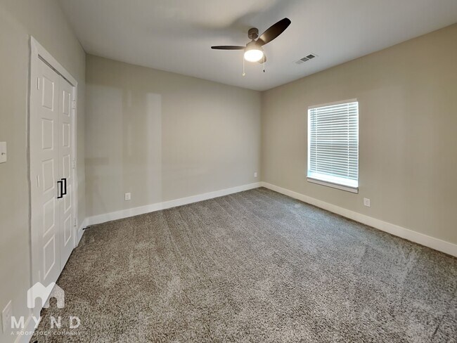 Building Photo - 2417 Creek Dr