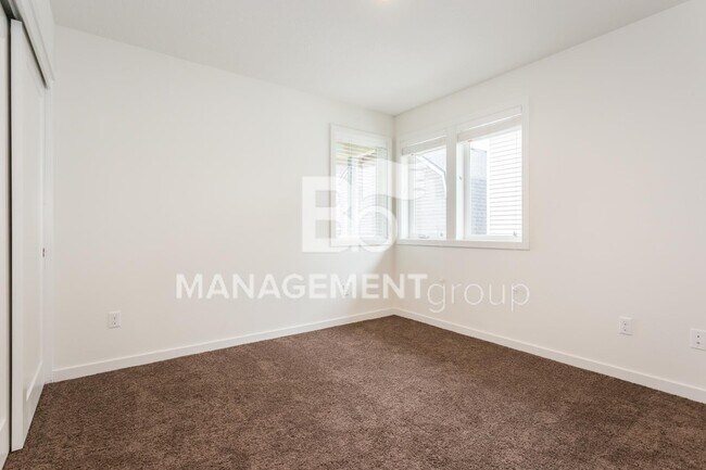 Building Photo - Light & Bright Newer Duplex in Close-in NE...