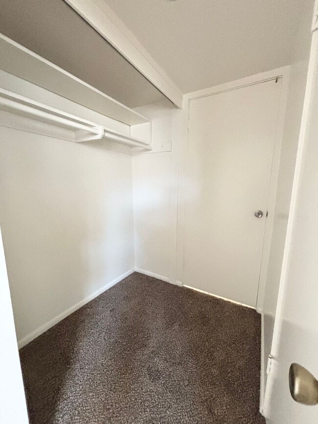 Building Photo - Lovely 3 Bedroom Home in Established Neigh...