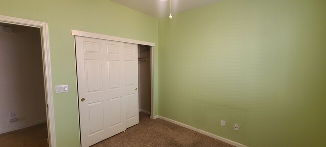 Building Photo - HALF OFF ONE MONTH RENT IF APPROVED AND MO...