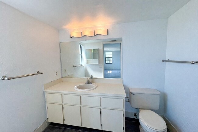 Building Photo - 2205 S Cypress Bend Dr