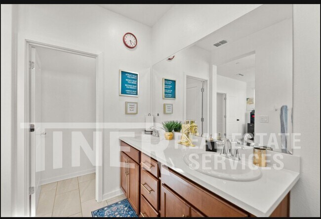 Building Photo - 5301 E Commerce Way