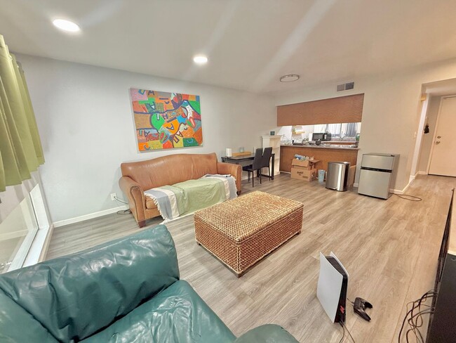 Building Photo - One Bedroom One Bath Condo Available in Wa...