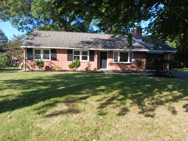 Building Photo - 1722 Billview Dr