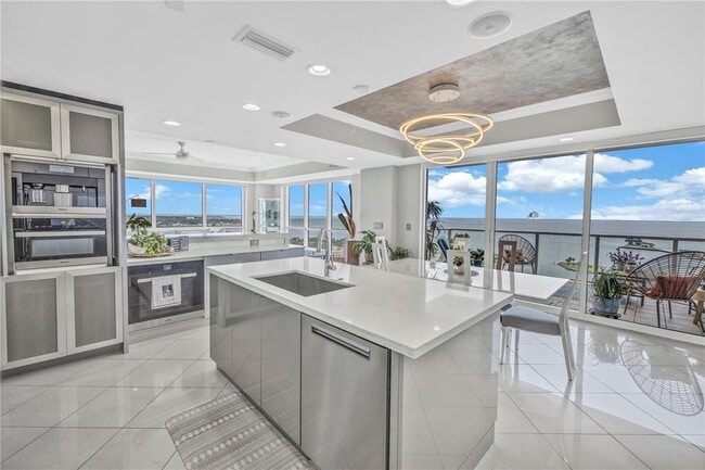 Building Photo - 400 Beach Dr NE