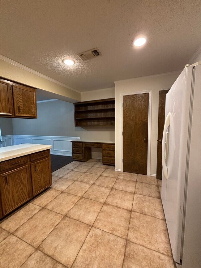 Building Photo - 6008-6010 Shelton St