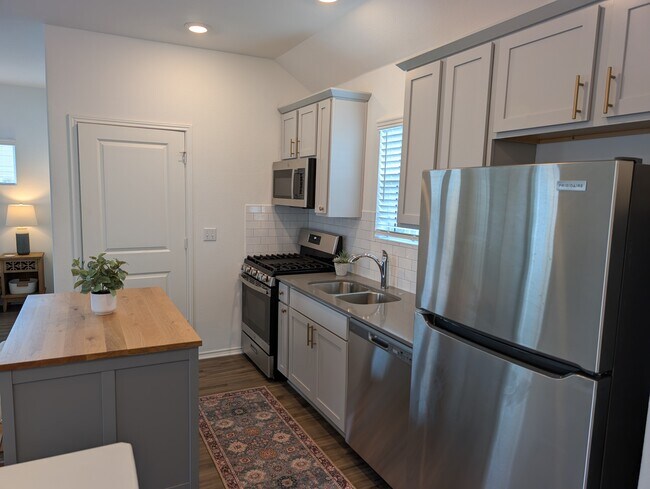 Building Photo - 160 Rioja