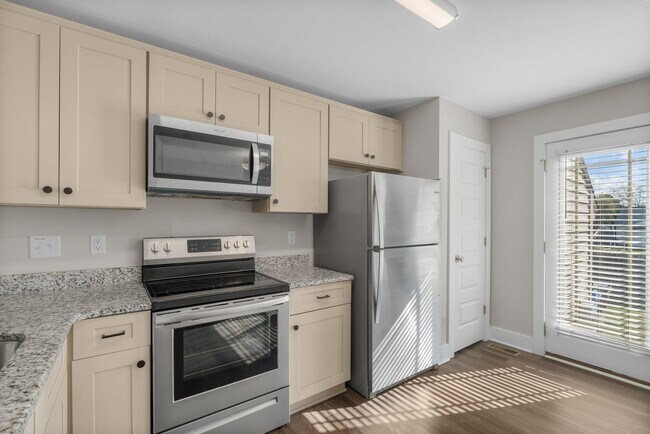 Building Photo - 2 Bedroom 2 Bathroom Town Home Close Proximity To Campbell
