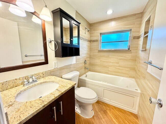 Building Photo - ** CENTRAL NAPLES ** 3 BED + DEN / 2 BATH ...