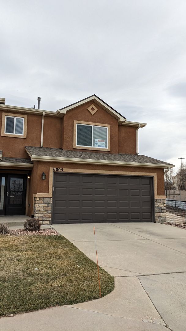 Building Photo - 3 BED/2.5 BATH END UNIT TOWNHOME W/PATIO & 2-CAR GARAGE!