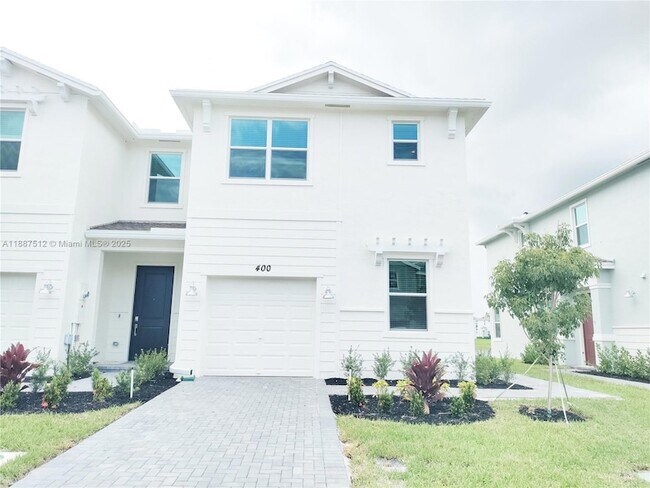 Primary Photo - 400 SE Crossoak Ln