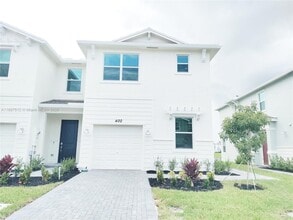Building Photo - 400 SE Crossoak Ln