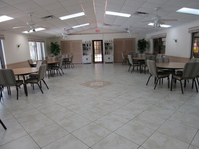 Building Photo - 703 Sunny Pine Way