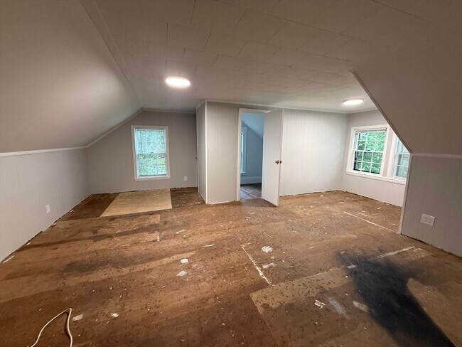 Building Photo - 553 Morton St
