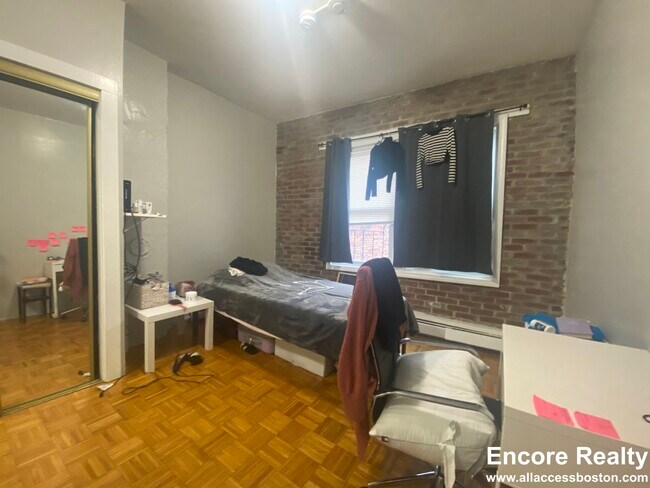 Building Photo - 48 Anderson St