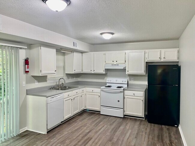 Building Photo - Hixson Townhome: 3 Bed/1.5 Bath; 2 Stories...