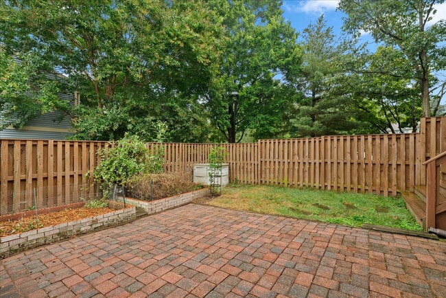 Building Photo - "Charming 2-Bed Townhouse with great upgra...