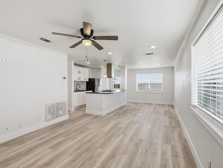 Building Photo - 1002 Mardi Gras Ln