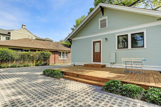 Building Photo - 1123 E 7th St