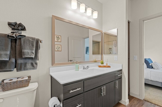 Building Photo - 711 W Broadway Rd