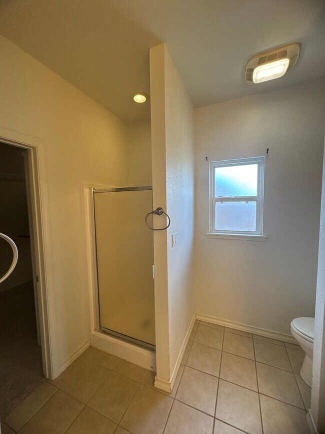 Building Photo - 3 Bed 2 Bath Home Available 10/13