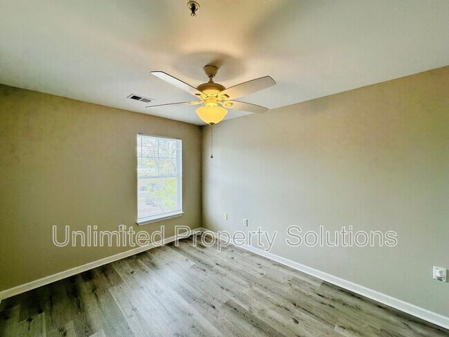 Building Photo - 376 S Kerr Ave