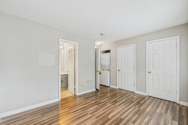 Building Photo - UNCG Area – Chancellors Court Townhomes. W...