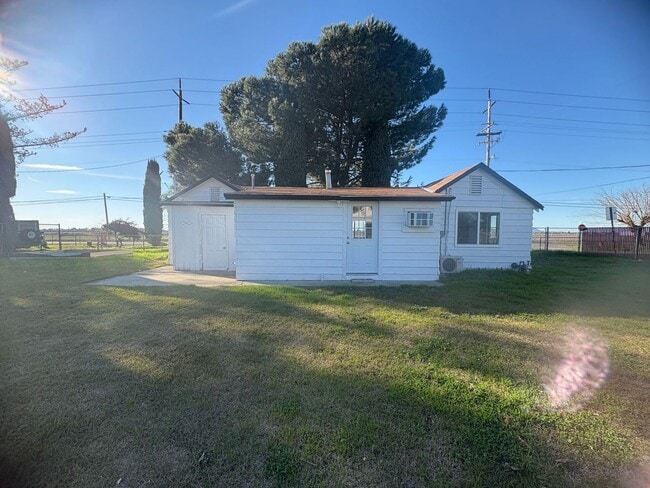 Building Photo - Move In Special 1/2 off 1st month